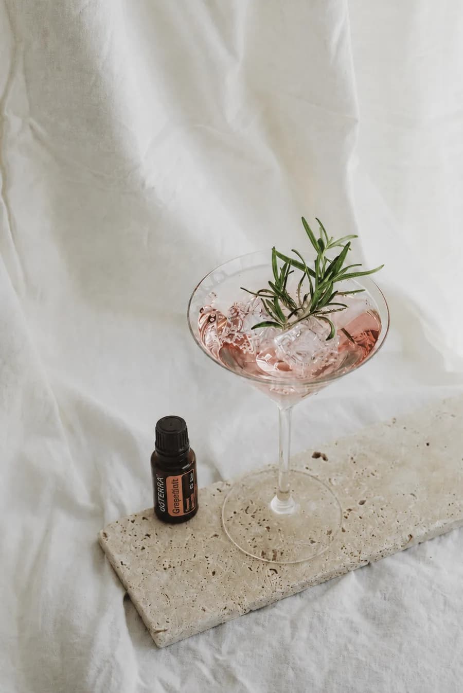 Aova Blog — Drink mit Rosmarin und ätherischem Öl