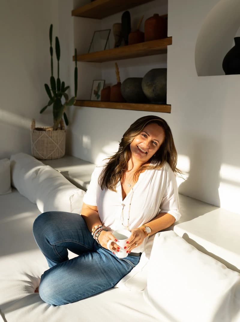 Anett Oehler beim Kaffee — unabhängige doTERRA-Partnerin und Stimme hinter Aova