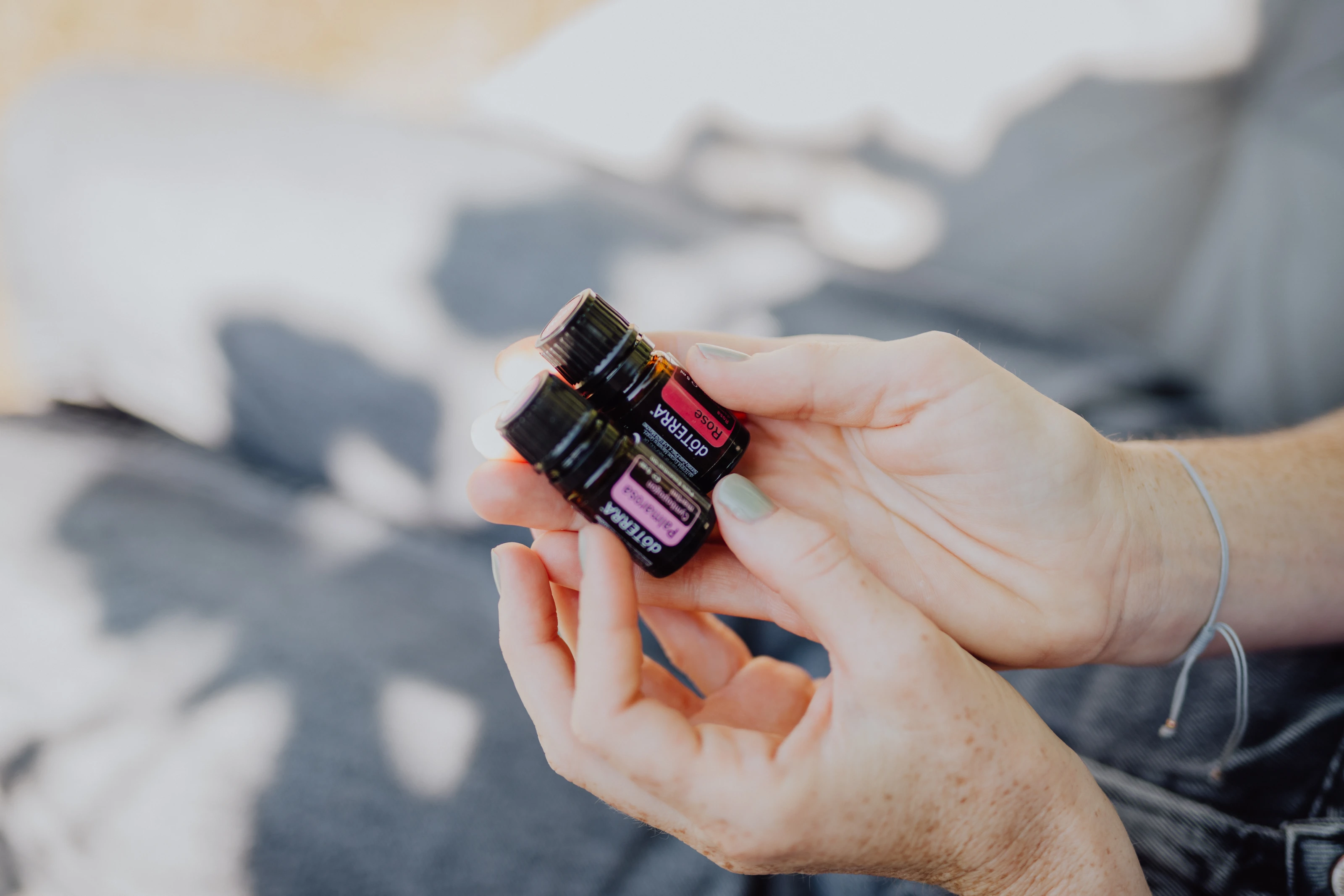 Zwei doTERRA-Fläschchen in einer geöffneten Hand